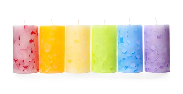 Шість кольорових воскових свічок на білому тлі — стокове фото