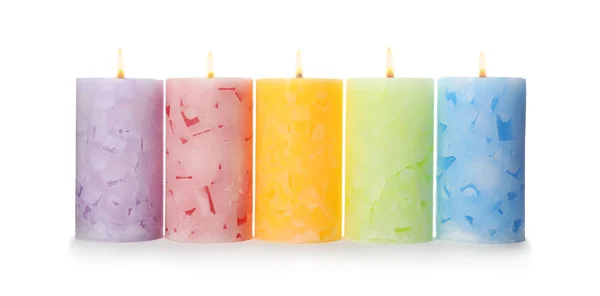 Velas de cera de cor clara no fundo branco — Fotografia de Stock