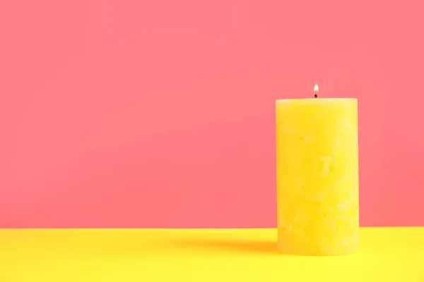 Насолоджуйтесь восковою свічкою на кольоровому фоні. Простір для тексту — стокове фото