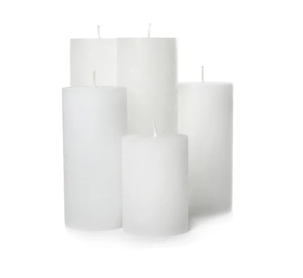 Muchas velas de cera perfumada sobre fondo blanco — Foto de Stock