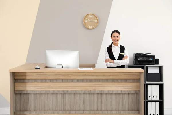 Retrato de la recepcionista en el escritorio en el hotel moderno —  Fotos de Stock