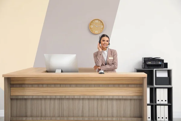 Portrait of receptionist working at desk in modern hotel — Stock Photo, Image