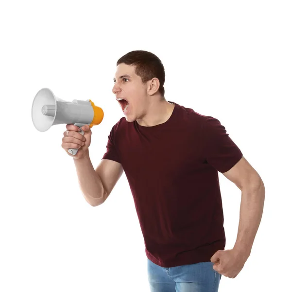 Портрет емоційного чоловіка, який використовує мегафон на білому тлі — стокове фото