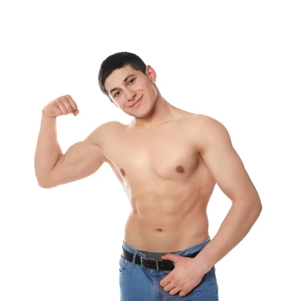 Retrato de un hombre musculoso sin camisa mostrando bíceps sobre fondo blanco — Foto de Stock