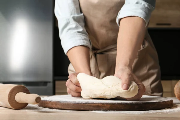 Panadero femenino preparando masa de pan en la mesa, primer plano —  Fotos de Stock