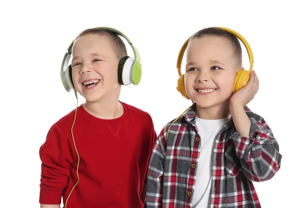 Retrato de hermanos gemelos lindos con auriculares sobre fondo blanco —  Fotos de Stock