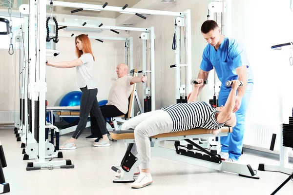 Ćwiczenia pacjenta pod nadzorem fizjoterapeutów w centrum rehabilitacji — Zdjęcie stockowe
