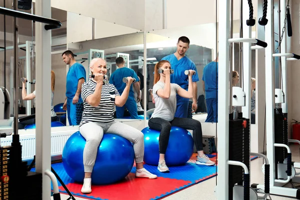 Patients exercising under physiotherapist supervision in rehabilitation center — Stock Photo, Image