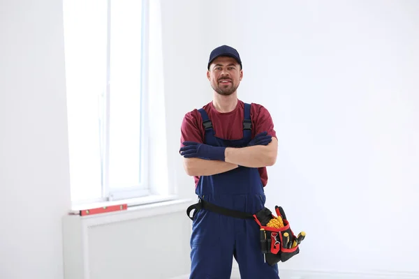 Retrato de trabajador profesional de la construcción con correa de herramientas en interiores —  Fotos de Stock