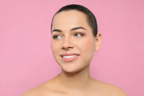 Retrato de mulher jovem com rosto bonito e maquiagem natural no fundo de cor — Fotografia de Stock