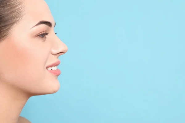 Porträt einer jungen Frau mit schönem Gesicht und natürlichem Make-up auf farbigem Hintergrund, Nahaufnahme. Raum für Text — Stockfoto