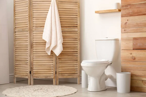 Toalete perto da parede branca no interior do banheiro moderno — Fotografia de Stock