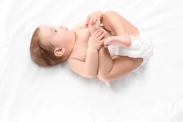 白い背景、トップビューに横たわっているかわいい小さな赤ちゃん — ストック写真