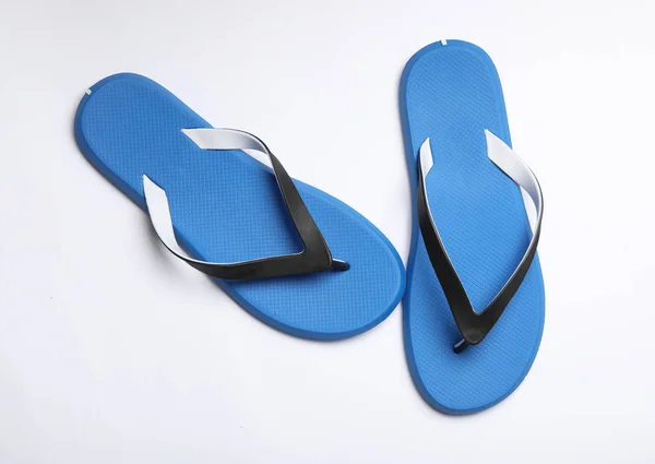 Paar Flip-Flops auf weißem Hintergrund, Draufsicht. Strandzubehör — Stockfoto