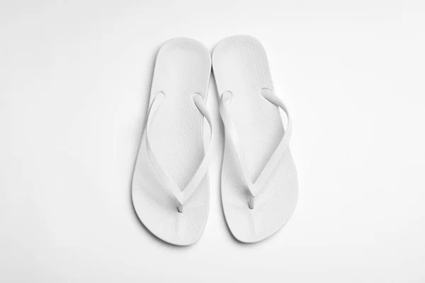 Paar flip flops op witte achtergrond, Top uitzicht. Strand accessoires — Stockfoto