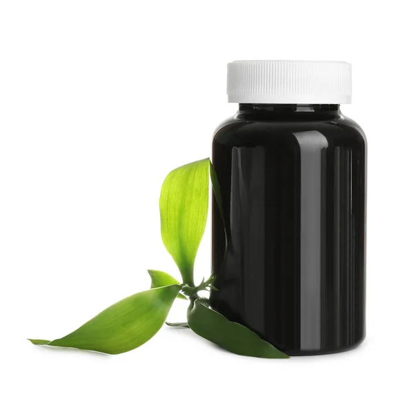Fles voor vitamine pillen en groene bladeren op witte achtergrond — Stockfoto