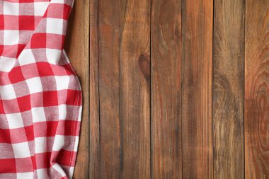 Ahşap arka planda, üst görünüm üzerinde damalı piknik battaniye. Metin alanı