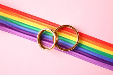 Alyans ve renk arka plan gökkuşağı kurdele, üst görünüm. Gay sembolü