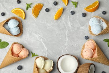 Masada waffle koniler lezzetli dondurmalar ile Düz yatıyordu kompozisyon, metin için alan