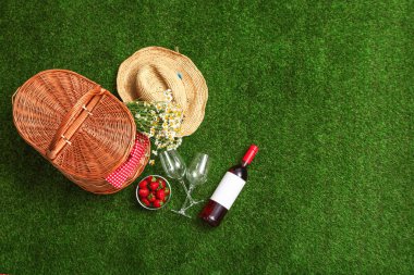 Piknik sepeti, şarap ve çilek çim, metin için alan ile Düz yatıyordu kompozisyon