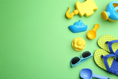 Renk arka plan üzerinde parlak plaj oyuncakları ile Düz yatıyordu kompozisyon. Metin için alan