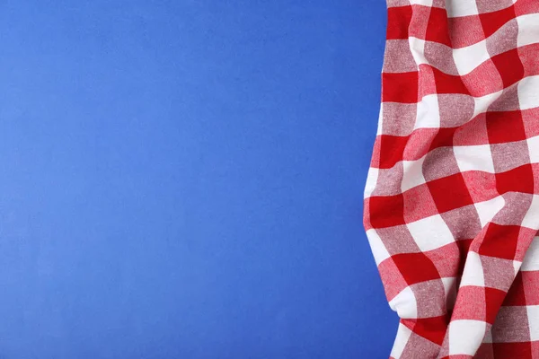 カラーの背景、トップビューに市松模様のピクニック毛布。テキスト用のスペース — ストック写真