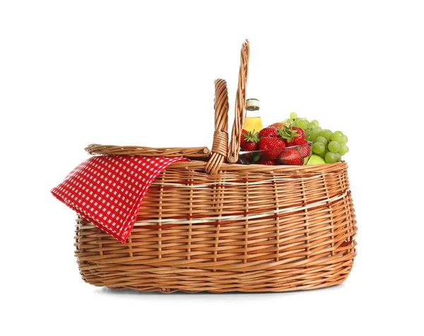 Cesta de picnic con frutas y limonada aislada en blanco —  Fotos de Stock