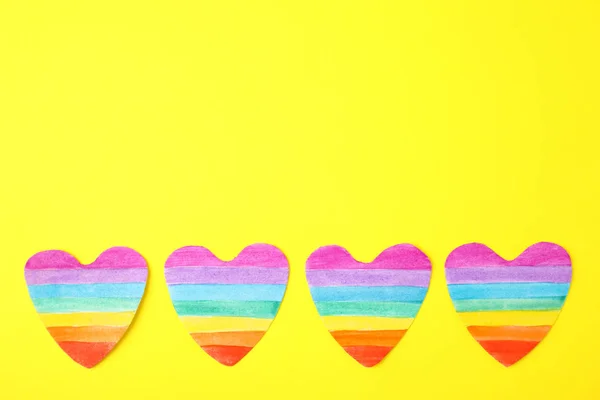 Pohled na duhové srdce na barevném pozadí, místo pro text Gay symbol — Stock fotografie