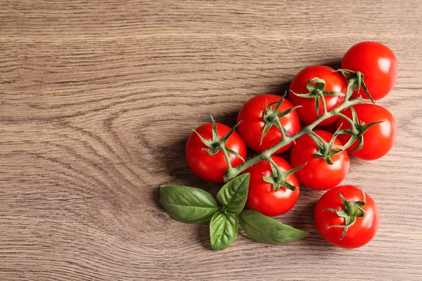 Tomates cherry frescos sobre fondo de madera, vista superior. Espacio para texto — Foto de Stock