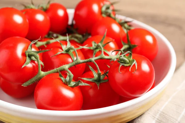 Tomates cherry frescos en tazón en la mesa, primer plano — Foto de Stock