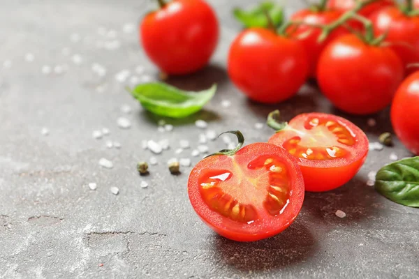 Taş arka planda baharat ve fesleğen ile Kiraz domates. Metin için alan — Stok fotoğraf