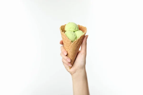 Donna che tiene delizioso gelato in cono cialda su sfondo bianco, primo piano — Foto Stock