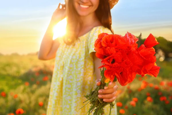 Vrouw met boeket papavers in het veld op zonnige dag, close-up — Stockfoto