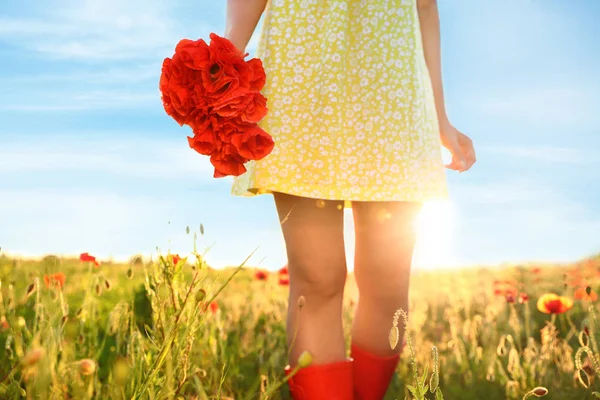 Mujer con ramo de amapolas en el campo iluminado por el sol, primer plano — Foto de Stock