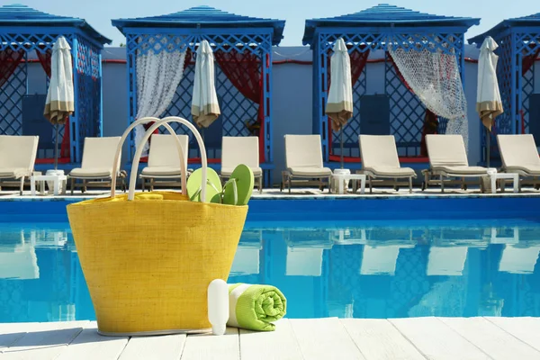 Accesorios de playa en cubierta de madera cerca de la piscina. Espacio para texto —  Fotos de Stock