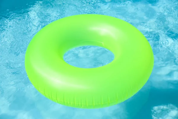 Яскраве надувне кільце, що плаває в басейні в сонячний день — стокове фото