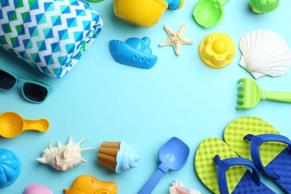 Composição de leigos plana com brinquedos de praia brilhantes no fundo de cor. Espaço para texto — Fotografia de Stock