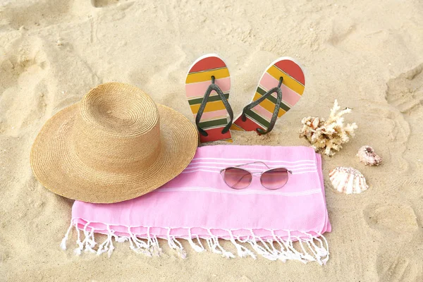 Set van verschillende stijlvolle strand accessoires op zand — Stockfoto