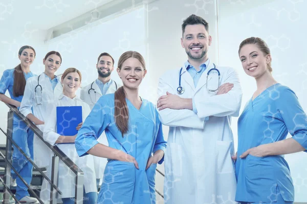 Glückliche junge Studenten der Chemie-Fakultät drinnen — Stockfoto