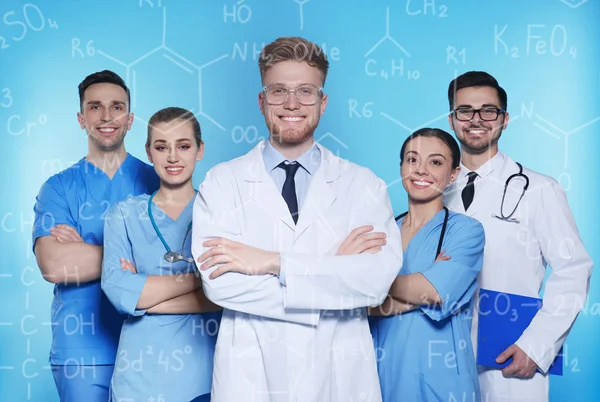 Studenten van scheikunde afdeling op kleur achtergrond — Stockfoto