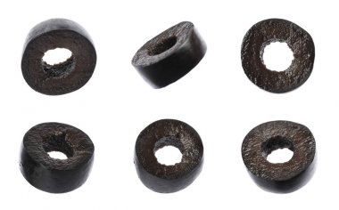 Beyaz arka plan üzerinde uçan kesilmiş siyah zeytin seti, closeup