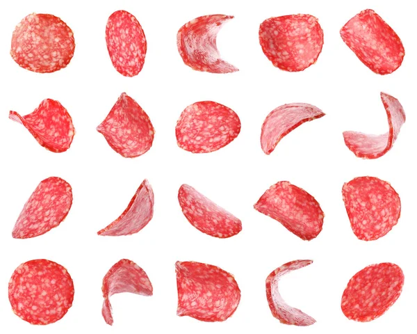 Набор летучих нарезанных свежих колбас на белом фоне — стоковое фото