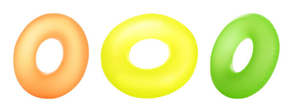 Набор ярких надувных колец на белом фоне
