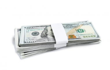 Beyaz arka planda dolar banknotları. Amerikan ulusal para birimi