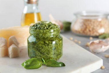 Masada pesto sos ve fesleğen kavanoz ile Kurulu. Metin için alan
