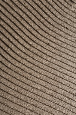 Arka plan olarak astarlı gri beton, üst görünüm. Kiremit montajı