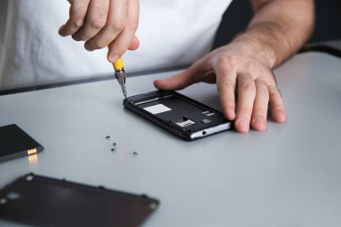 Teknisyen masada cep telefonu tamir, çekim