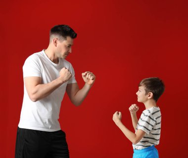 Baba ve oğlunun renkli arka planda boks portresi
