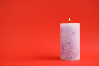 Renk arka planda Alight Wax mum. Metin alanı