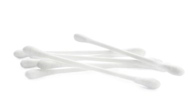Beyaz arka planda plastik pamuklu bezler. Hijyenik aksesuar